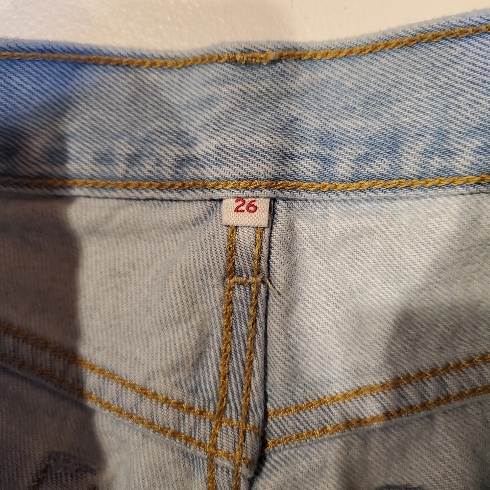 Levi's Women's Light Wash Distressed Button Fly Demin Short SZ 26 Style S58022 - Picture 7 of 15